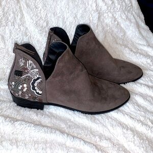 NWOT Kenneth Cole Reaction suede great jeweled booties. Size 8 1/2. Zipper back.